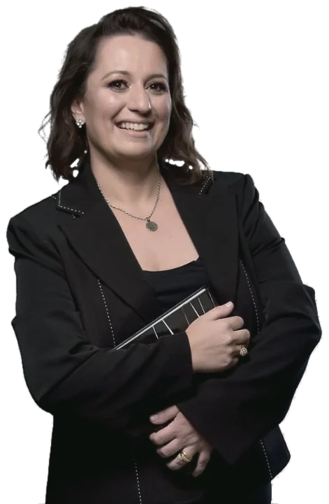 Dra. Anelise Chaiben, de blazer preto, sorrindo, com um livro nas mãos